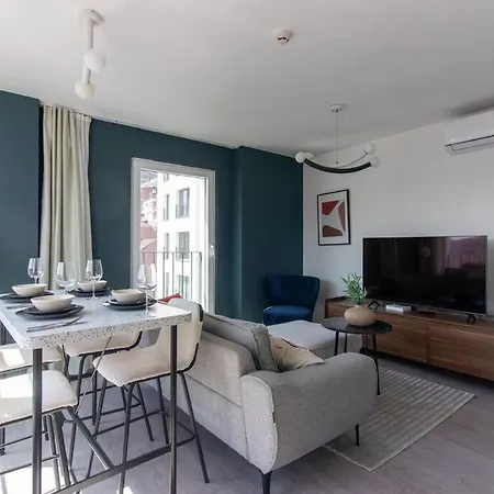 Sophisticated 2br Corner Haven W/ Parking & Gym #131 דירה *