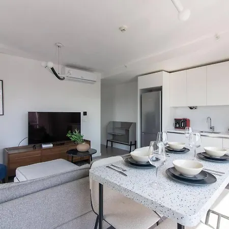 Sophisticated 2br Corner Haven W/ Parking & Gym #131